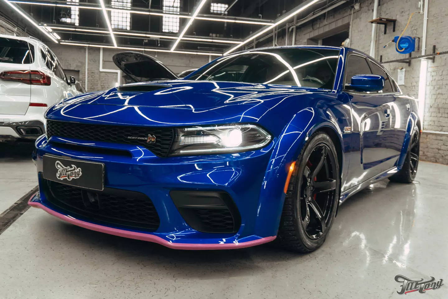 Защитили шикарный цвет Dodge Charger полиуретаном. Окрасили расширитель и насадки выхлопа, провели ТО, установили видеорегистратор